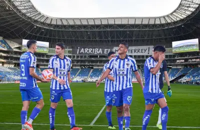 Futbolistas de Rayados caminando/ Foto Fútbol Total.