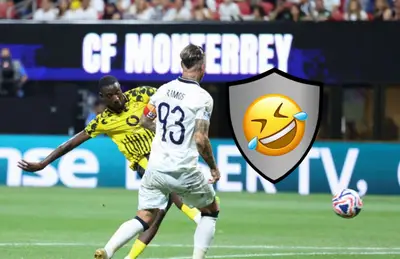 Futbolistas de Rayados y Borussia Dortmund, emoji riendo a su lado/ Foto San Cadilla El Norte.
