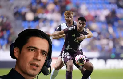 Futbolistas disputando balón y Andrés Vaca narrando/ Foto Rami Pevas.