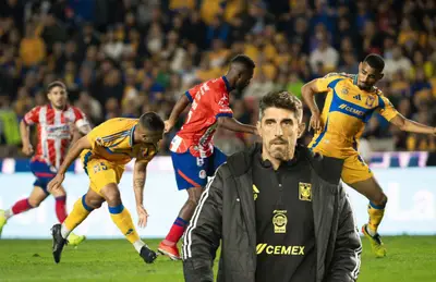Futbolistas disputando pelota y Veljko Paunovic/ Foto Atlético de San Luis.