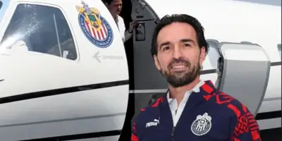 Gerardo Espinoza junto a avión de Chivas / FOTO SOPITAS
