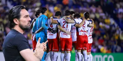 Gerardo Espinoza junto a futbolistas de Chivas / FOTO X