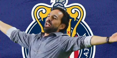 Gerardo Espinoza junto al escudo de Chivas / FOTO TNT SPORTS