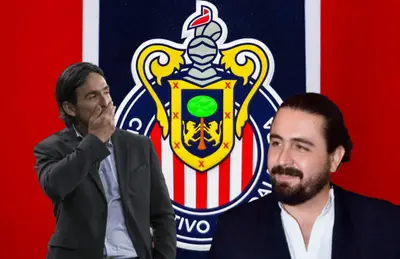 Gerardo Espinoza tapándose la boca y Amaury Vergara/Foto Chivas.