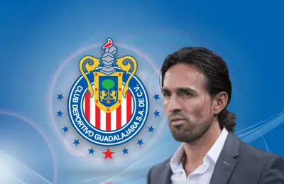 Gerardo Espinoza y escudo del Guadalajara brillante/Foto Flickr.