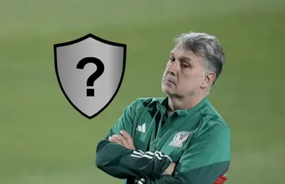 Gerardo Martino de brazos cruzados y escudo sin equipo/Foto Los Ángeles Times.
