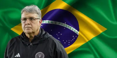 Gerardo Martino junto a la bandera de Brasil / FOTO MLS