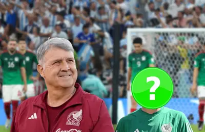 Gerardo Martino sonriente y a su lado un futbolista de la Selección Mexicana.