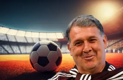 Gerardo Martino y balón de fútbol/ Foto Revista Abogacía.