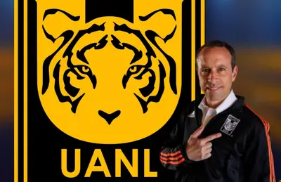 Gerardo Torrado señalando escudo/Foto Tigres.