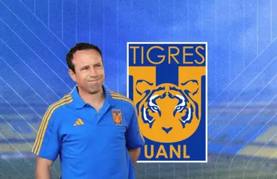 Gerardo Torrado sonriente y escudo de Tigres/Foto Cruz Azul.