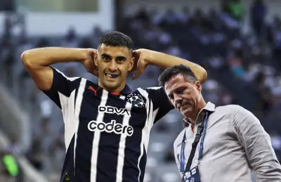 Germán Berterame con manos en la cabeza y José Antonio Noriega/Foto Fútbol Total.