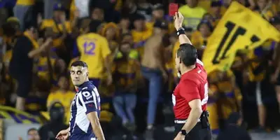 Germán Berterame expulsado en el Tigres vs Rayados / FOTO X