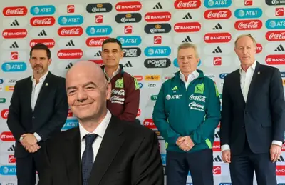 Gianni Infantino, Javier Aguirre y su cuerpo técnico/Foto Posta México