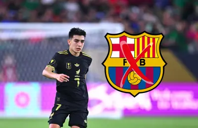 Gilberto Mora y escudo del Barcelona con cruz roja/Foto Imago 7.