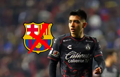 Gilberto Mora y escudo del Fútbol Club Barcelona/ Foto Jóvenes Futbolistas MX.