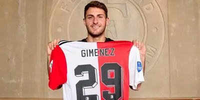Giménez posando con playera de Feyenoord. Foto: Reforma
