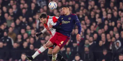 Giménez y Álvarez disputando balón en Ajax vs Feyenoord. Foto: Yahoo