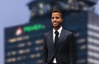 Giovani dos Santos de traje y torre Pemex/ Foto Líder Empresarial.