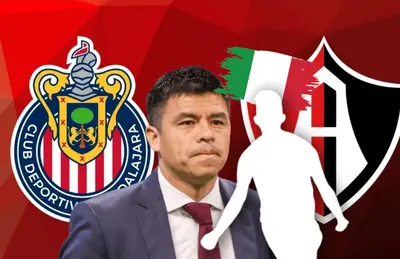 Gonzalo Pineda y silueta de Diego González festejando, detrás bandera de Italia/Foto Partidero.