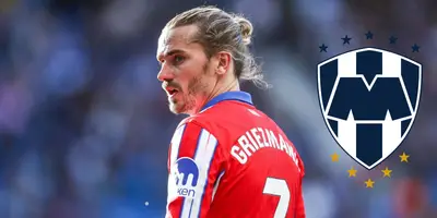 Griezmann en partido, foto Atletimedia, con escudo de Rayados al frente