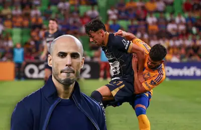 Guido Pizarro y jugadores disputando balón/ Foto Pumas.