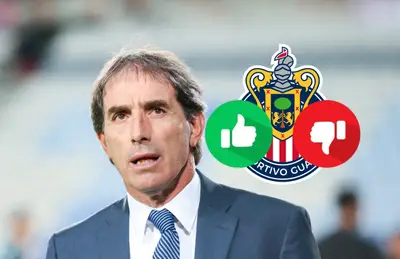 Guillermo Almada, escudo de Chivas y símbolos a su lado/ Foto José Juan Vázquez.