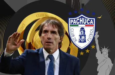 Guillermo Almada, escudo de Pachuca/ Foto FIFA Collect.