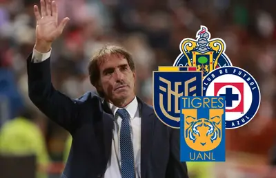 Guillermo Almada, escudos de Tigres, Ecuador, Cruz Azul y Chivas/Foto Olé.