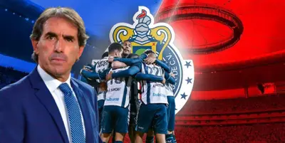 Guillermo Almada junto a jugadores del Pachuca / FOTO DIARIO DEPORTIVO MÁS