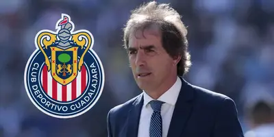 Guillermo Almada junto al escudo de Chivas / FOTO MARCA