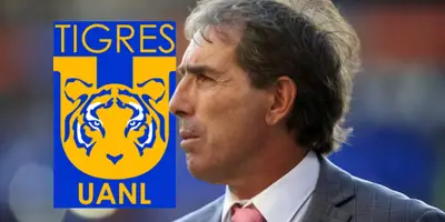 Guillermo Almada junto al escudo de Tigres / FOTO