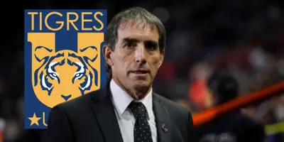 Guillermo Almada junto al escudo de Tigres / FOTO RÉCORD