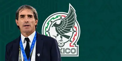 Guillermo Almada junto al escudo del Tri / FOTO FACEBOOK