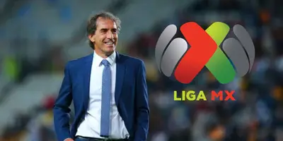 Guillermo Almada junto al logo de la Liga MX / FOTO EL UNIVERSAL HIDALGO