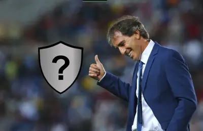 Guillermo Almada levantando dedo y logo de equipo/Foto TUDN.