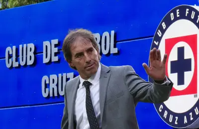 Guillermo Almada saludando/Foto Cruz Azul.