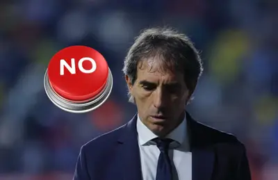 Guillermo Almada y botón rojo con la palabra 'no'/Foto Agencia Reforma.