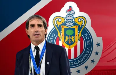 Guillermo Almada y escudo de Chivas/Foto ESPN.