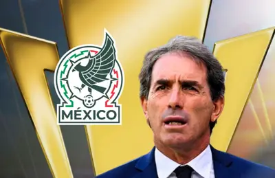 Guillermo Almada y escudo de la Selección Mexicana/ Foto TUDN.