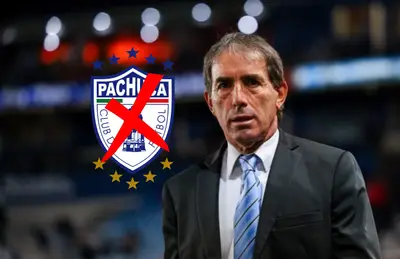 Guillermo Almada y escudo de Pachuca con cruz/Foto Claro Sports.