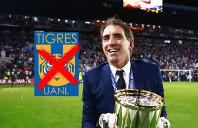 Guillermo Almada y escudo de Tigres con cruz/Foto ESTO.