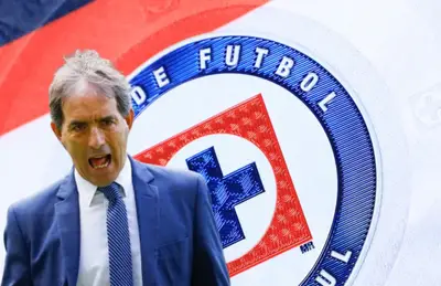 Guillermo Almada y escudo del equipo cementero/ Foto Cruz Azul.