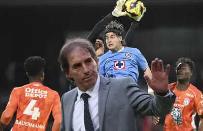 Guillermo Almada y jugadores jugando/Foto Movimiento Azul.