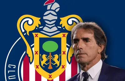 Guillermo Almada y logo de Chivas/Foto 1000 Marcas.