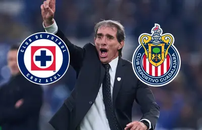 Guillermo Almada y logos de Cruz Azul y Chivas/ Foto Football Addict.