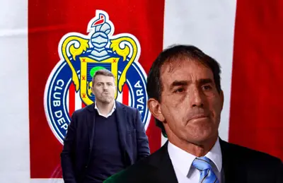 Guillermo Almada y Óscar García a su lado/Foto Chivas.