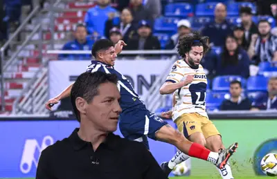 Guillermo Franco y jugadores de Pumas y Rayados disputando balón/ Foto Zona Deportes MX.