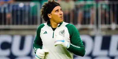 Guillermo Ochoa cometió un grave error en el partido y así reaccionaron las redes.