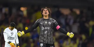 Guillermo Ochoa como capitán en partido con América. Foto: AS México